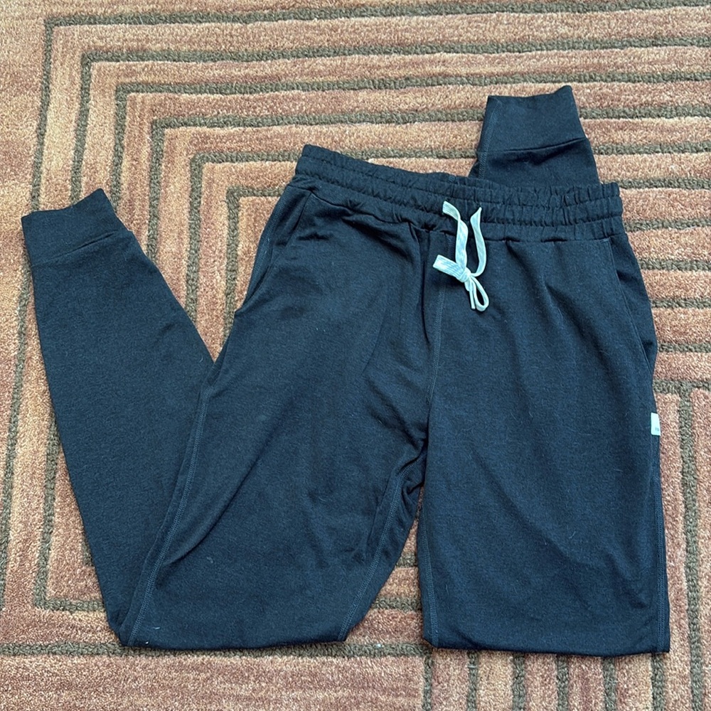 Vuori performance joggers (long) in charcoal heather